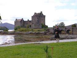 Eilean Donan Castle mit Bagpiper